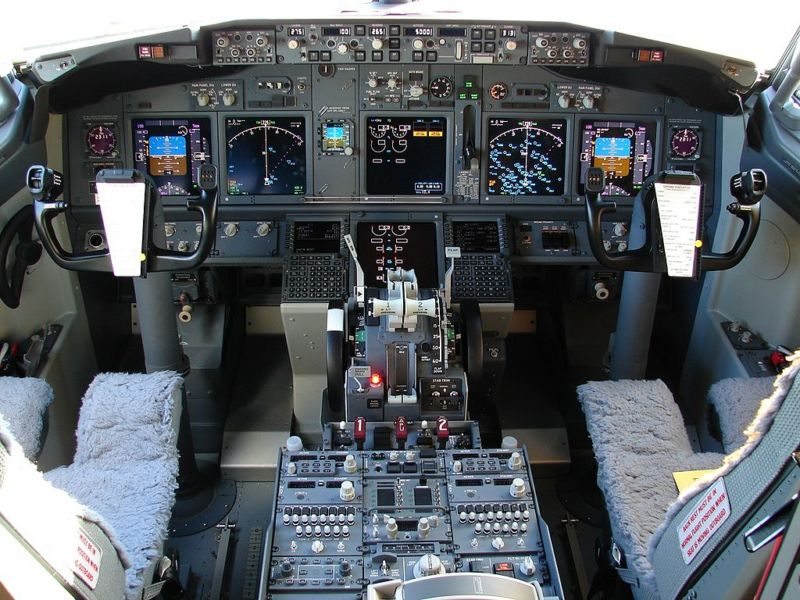 Commercial aircraft cockpit instrument panel